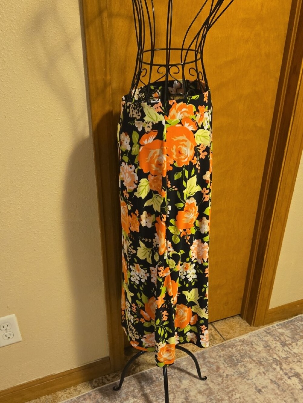 Kasper Black Midi Skirt with Orange Floral Pattern - Picture 3 of 8